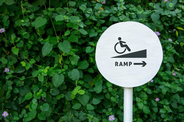 Schild zur Rampe für Rollstuhlfahrer