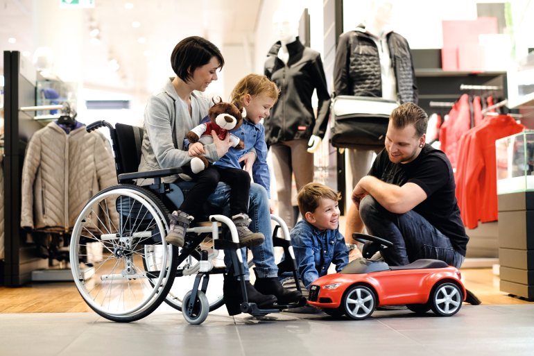 Rollstuhlmode: Einkauf mit der Familie im Breezy Style X Ultra