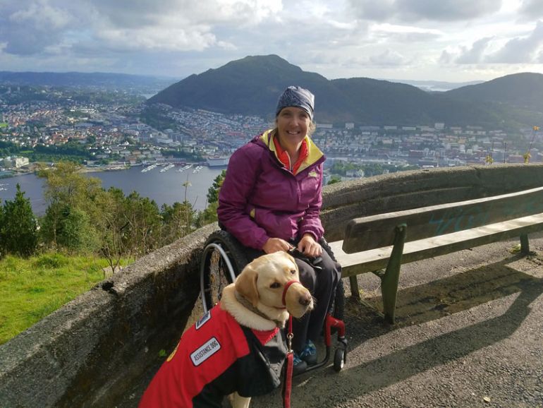 Mit Assistenzhund Earle am Aussichtspunkt