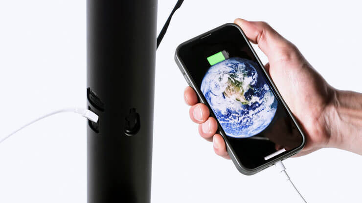 USB-Ladeanschluss und Smartphone-Halterung