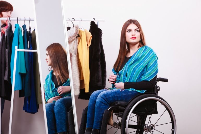 Rollstuhlmode: Frau in der Umkleide
