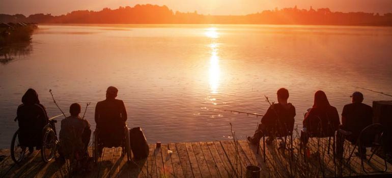 Mit Rollstuhl am See