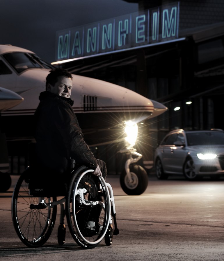 Mit Rollstuhl am Flughafen Mannheim