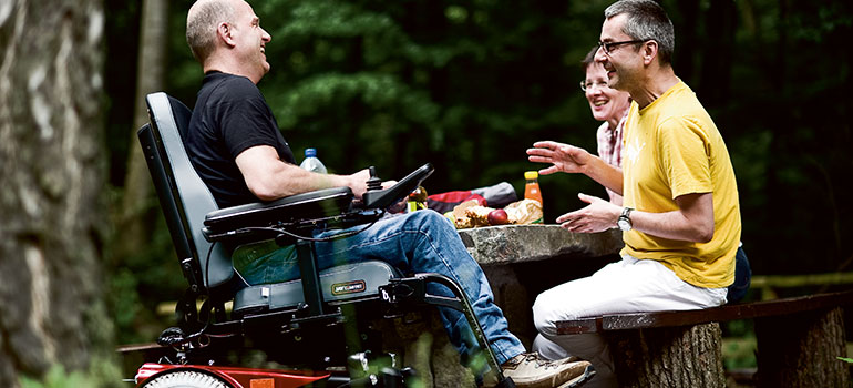 Picknick in der Natur mit QUICKIE Jive R² Rollstuhl