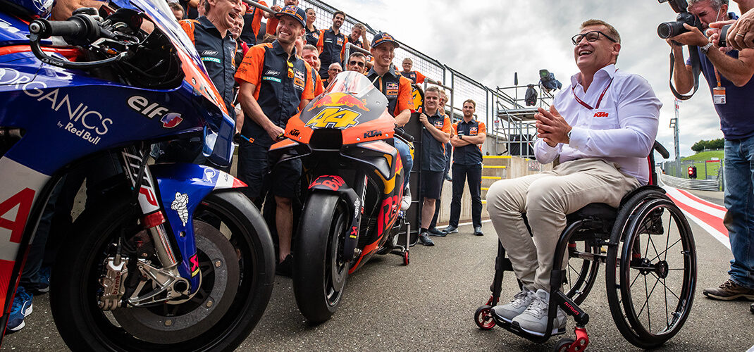 Pit Beirer met het KTM Team op het circuit.