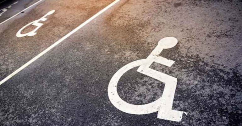 Behindertenparkplatz - Markierung auf Asphalt