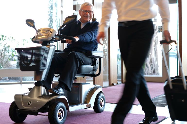 Am Flughafen mit Elektromobil