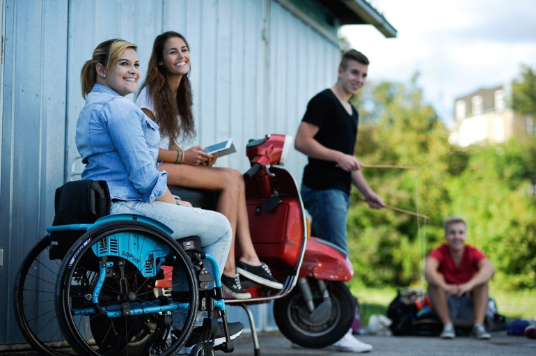 Studieren mit Behinderung - Freunde auf dem Campus