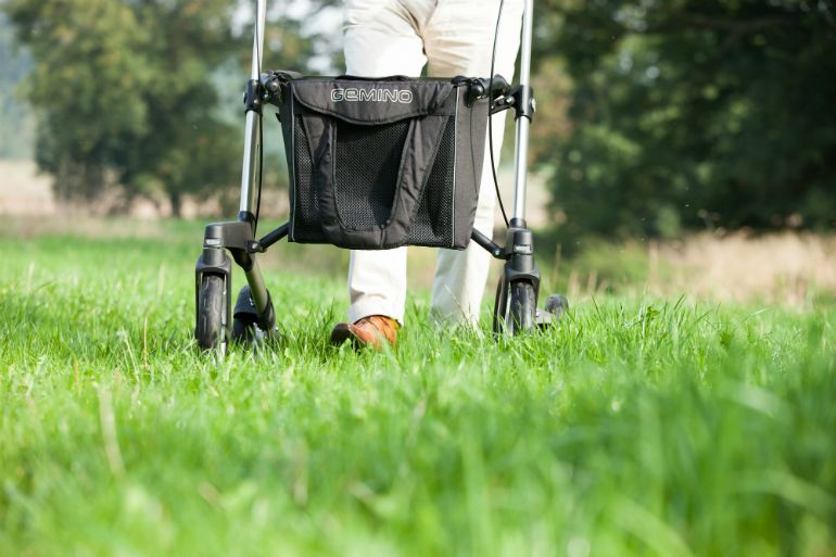 Multiple Sklerose - Gemino 30 Rollator zur Unterstützung