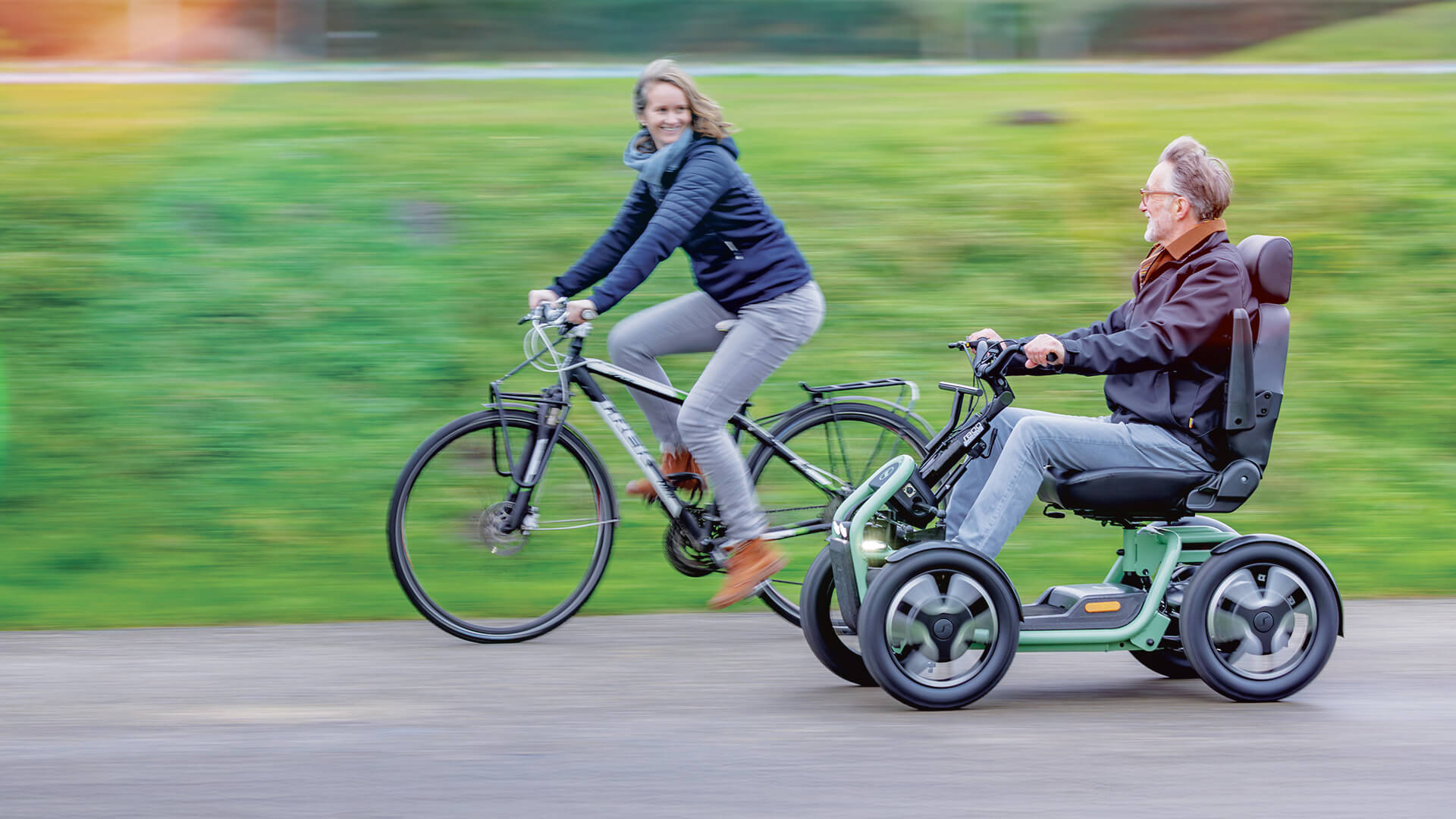 Ein Mann fährt mit dem Sterling S800 by Scoozy mobility scooter on a road.