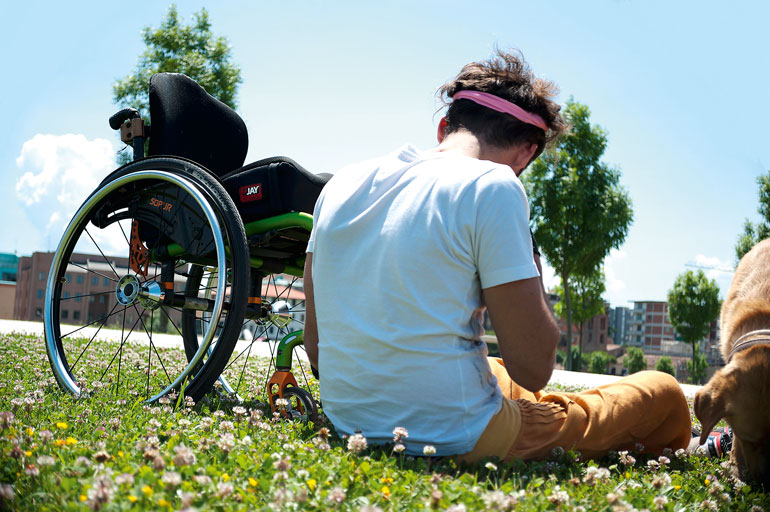 JAY Balance Rollstuhlkissen - Mann mit Assistenzhund