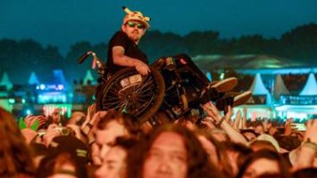 Crowdsurfing im Rollstuhl auf dem Wacken 2018